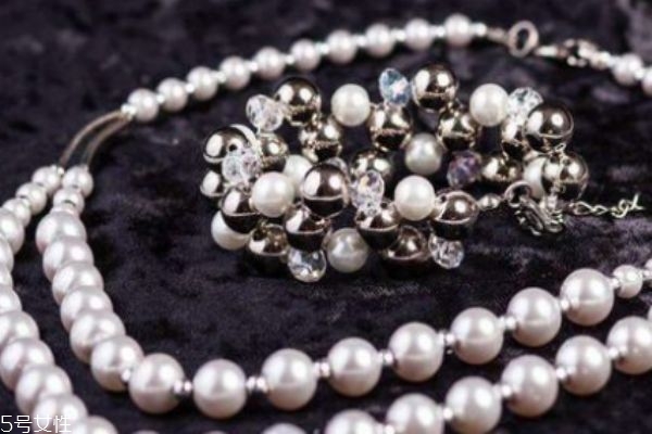 中珍珠主要的產(chǎn)地是哪里呢 珍珠的主要成分是什么呢 中珍珠主要的產(chǎn)地是哪里呢 珍珠的主要成分是什么呢