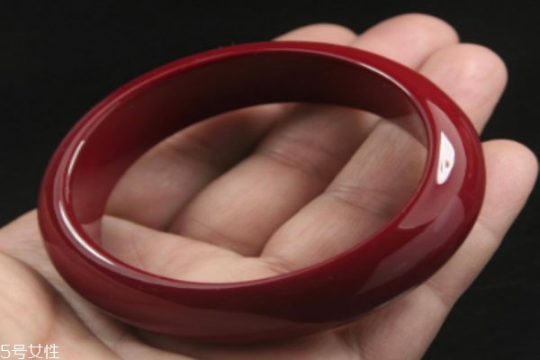 什么是紅珊瑚手鐲呢 紅珊瑚手鐲有什么作用呢 什么是紅珊瑚手鐲呢 紅珊瑚手鐲有什么作用呢