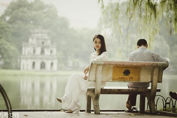 不敢和喜歡的人說(shuō)話(huà)怎么辦 怎么和異性聊天找話(huà)題 不敢和喜歡的人說(shuō)話(huà)怎么辦 怎么和異性聊天找話(huà)題