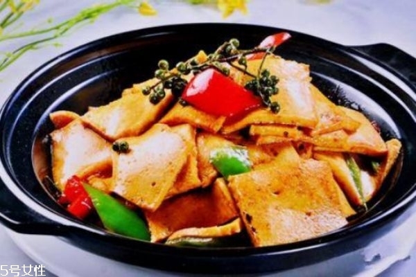 千頁(yè)豆腐是怎么樣的一道菜呢 千頁(yè)豆腐是怎么做的呢 千頁(yè)豆腐是怎么樣的一道菜呢 千頁(yè)豆腐是怎么做的呢