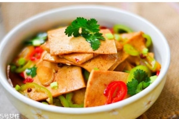 千頁(yè)豆腐是怎么樣的一道菜呢 千頁(yè)豆腐是怎么做的呢 千頁(yè)豆腐是怎么樣的一道菜呢 千頁(yè)豆腐是怎么做的呢