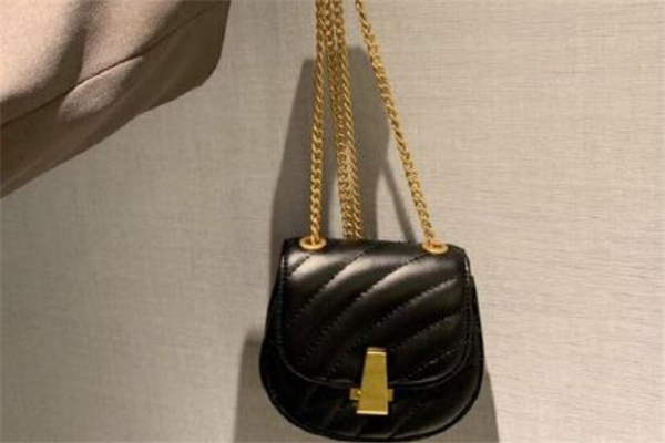 小mk是哪個國家的品牌 小mk和mk一樣嗎 小mk是哪個國家的品牌 小mk和mk一樣嗎