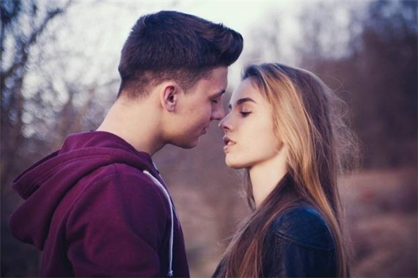 缺乏安全感的女生怎么追 缺乏安全感的女生喜歡什么男生 缺乏安全感的女生怎么追 缺乏安全感的女生喜歡什么男生