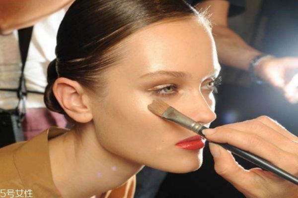 粉底刷使用前沾水嗎 粉底刷的正確使用方法 粉底刷使用前沾水嗎 粉底刷的正確使用方法