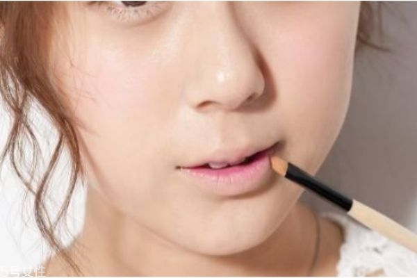 唇部遮瑕怎么遮 唇部遮瑕膏的使用方法 唇部遮瑕怎么遮 唇部遮瑕膏的使用方法