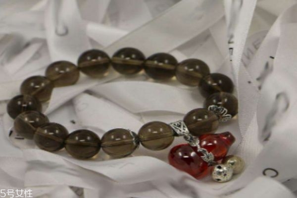 茶晶應(yīng)該怎么保養(yǎng)呢 茶晶佩戴有什么注意呢 茶晶應(yīng)該怎么保養(yǎng)呢 茶晶佩戴有什么注意呢