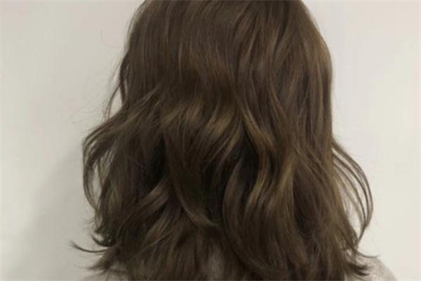 冷棕色適合什么膚色 冷棕色頭發(fā)顯白嗎 冷棕色適合什么膚色 冷棕色頭發(fā)顯白嗎