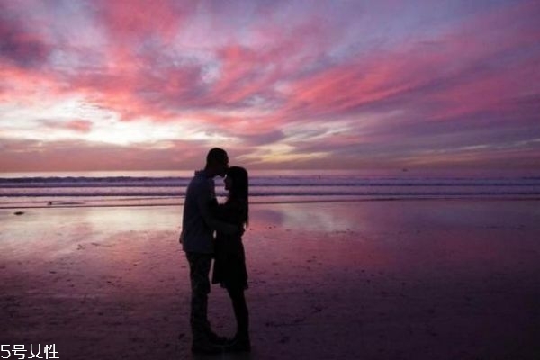 內(nèi)向的女生怎么追喜歡的男生 內(nèi)向女生喜歡一個(gè)人的表現(xiàn) 內(nèi)向的女生怎么追喜歡的男生 內(nèi)向女生喜歡一個(gè)人的表現(xiàn)