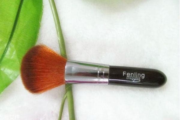 粉底刷使用前沾水嗎 粉底刷的正確使用方法 粉底刷使用前沾水嗎 粉底刷的正確使用方法
