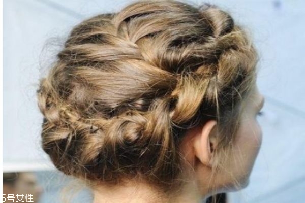 扎什么頭發(fā)顯氣質(zhì) 顯氣質(zhì)的扎發(fā)型女 扎什么頭發(fā)顯氣質(zhì) 顯氣質(zhì)的扎發(fā)型女