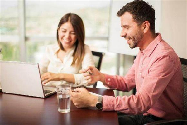 怎么追女同事 辦公室戀情怎么發(fā)展 怎么追女同事 辦公室戀情怎么發(fā)展