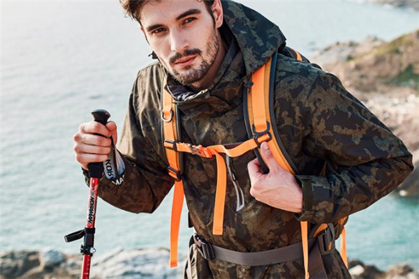 沖鋒衣日?？梢源﹩?沖鋒衣日常穿難看嗎