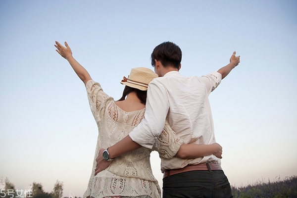 大學(xué)生應(yīng)該怎么對待校園戀愛 校園戀愛要注意什么 大學(xué)生應(yīng)該怎么對待校園戀愛 校園戀愛要注意什么