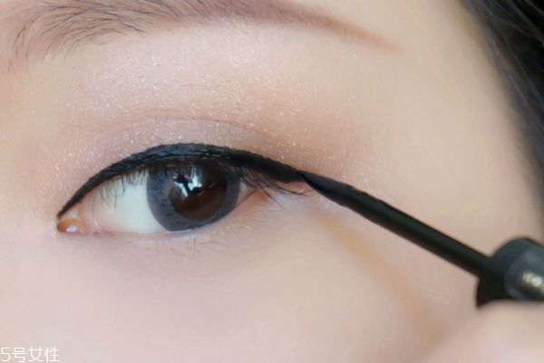 眼線應(yīng)該怎么畫(huà) 彩妝菜鳥(niǎo)如何畫(huà)眼線