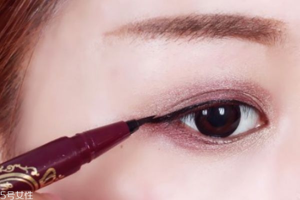 眼線應(yīng)該怎么畫(huà) 彩妝菜鳥(niǎo)如何畫(huà)眼線