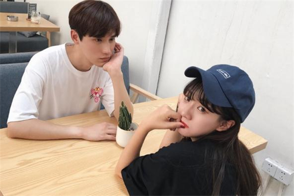 女生說尷尬怎么回復(fù) 女生說尷尬是什么意思 女生說尷尬怎么回復(fù) 女生說尷尬是什么意思