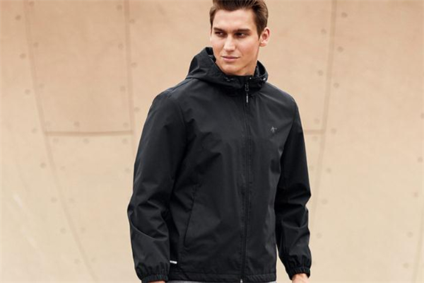 防風(fēng)衣適合什么時(shí)候穿 防風(fēng)衣保暖嗎 防風(fēng)衣適合什么時(shí)候穿 防風(fēng)衣保暖嗎