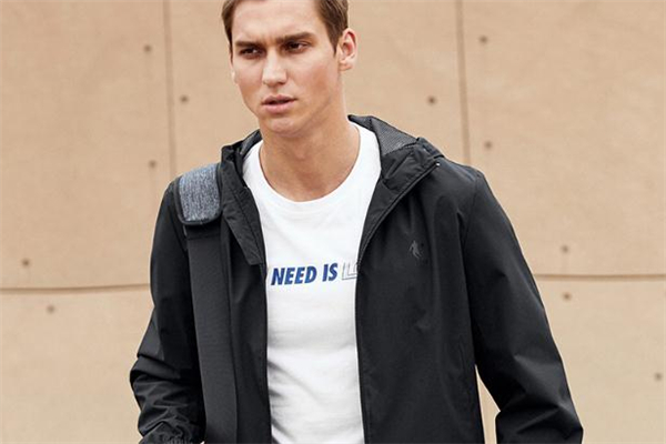 防風(fēng)衣適合什么時(shí)候穿 防風(fēng)衣保暖嗎 防風(fēng)衣適合什么時(shí)候穿 防風(fēng)衣保暖嗎