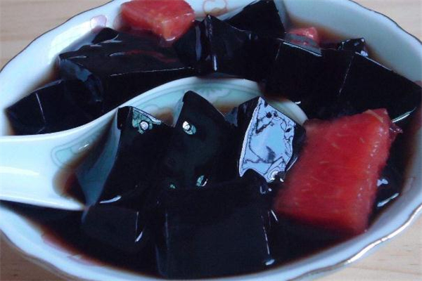 黑涼粉熱量高嗎 黑涼粉吃了會(huì)胖嗎 黑涼粉熱量高嗎 黑涼粉吃了會(huì)胖嗎