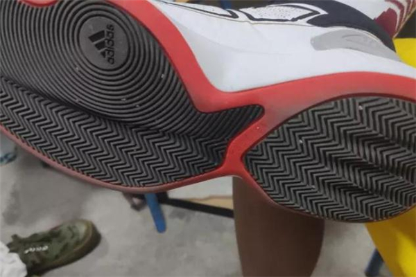 阿迪達(dá)斯羅斯10耐磨嗎 羅斯10能打水泥地嗎 阿迪達(dá)斯羅斯10耐磨嗎 羅斯10能打水泥地嗎