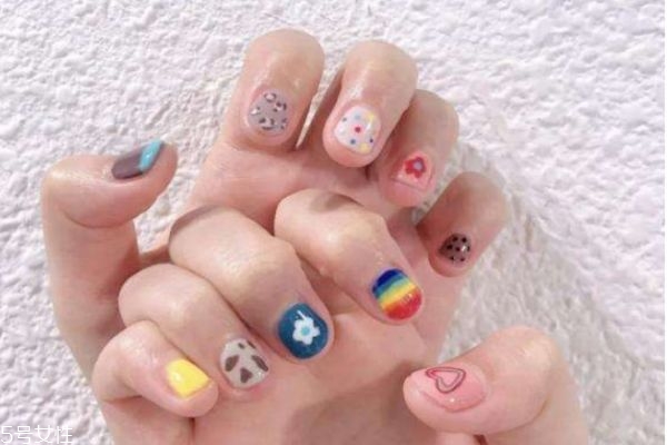 秋天適合的美甲款式 適合秋天的美甲圖片 秋天適合的美甲款式 適合秋天的美甲圖片