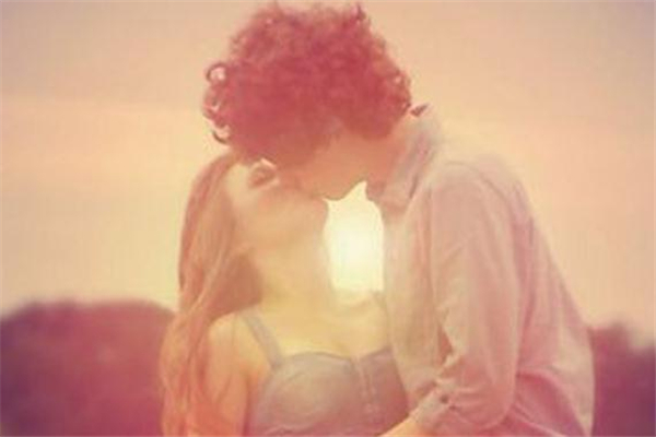 接吻時女生手放在哪里比較好 女生主動吻男生好嗎 接吻時女生手放在哪里比較好 女生主動吻男生好嗎