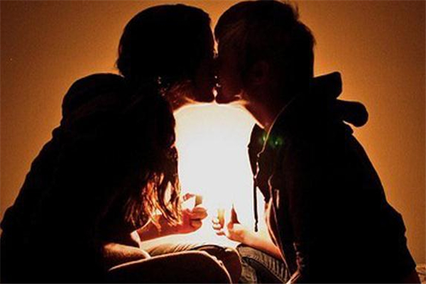 接吻時女生手放在哪里比較好 女生主動吻男生好嗎 接吻時女生手放在哪里比較好 女生主動吻男生好嗎