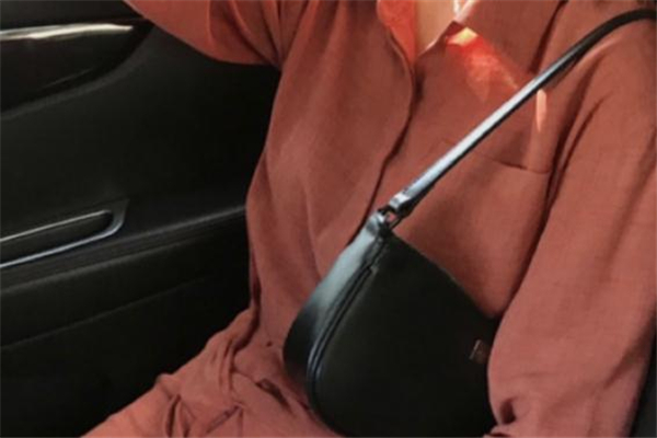 腋下包搭配什么衣服 腋下包什么牌子好 腋下包搭配什么衣服 腋下包什么牌子好
