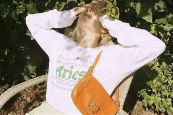 腋下包搭配什么衣服 腋下包什么牌子好 腋下包搭配什么衣服 腋下包什么牌子好