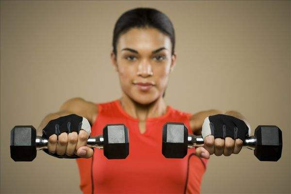 啞鈴可以鍛煉哪些肌肉 怎樣用啞鈴鍛煉全身 啞鈴可以鍛煉哪些肌肉 怎樣用啞鈴鍛煉全身