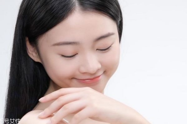 哪些習(xí)慣容易造成皮膚干燥 如何改善皮膚干燥 哪些習(xí)慣容易造成皮膚干燥 如何改善皮膚干燥