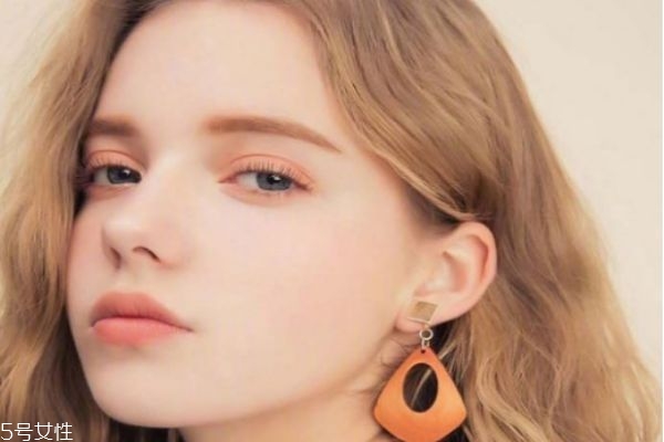 如何追內(nèi)向的女生 有哪些比較適用的追女生技巧 如何追內(nèi)向的女生 有哪些比較適用的追女生技巧