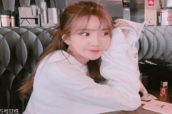 染發(fā)哪種顏色顯皮膚白皙 亞麻色系列的頭發(fā)顏色 染發(fā)哪種顏色顯皮膚白皙 亞麻色系列的頭發(fā)顏色