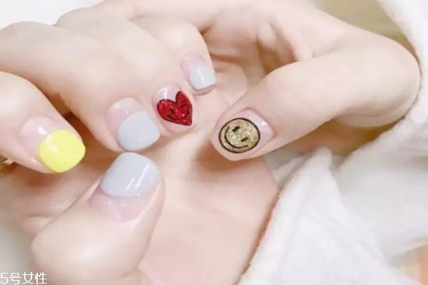 美甲笑臉圖案怎么畫 笑臉美甲圖片 美甲笑臉圖案怎么畫 笑臉美甲圖片