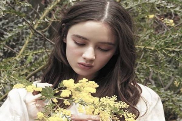 如何追內(nèi)向的女生 有哪些比較適用的追女生技巧 如何追內(nèi)向的女生 有哪些比較適用的追女生技巧