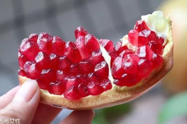 軟籽石榴籽可以吃嗎 烏籽石榴與軟籽石榴的區(qū)別 軟籽石榴籽可以吃嗎 烏籽石榴與軟籽石榴的區(qū)別