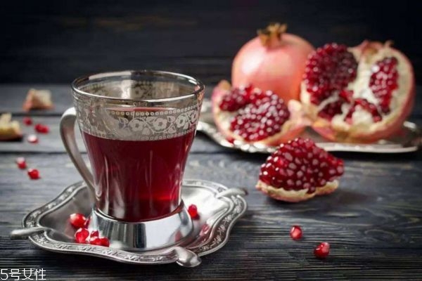石榴泡酒有什么功效 石榴泡酒的功效與作用 石榴泡酒有什么功效 石榴泡酒的功效與作用