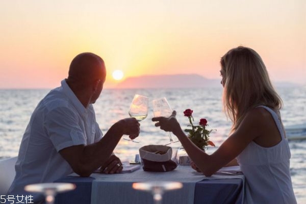 談戀愛(ài)男生問(wèn)女生要錢 男人向你要錢說(shuō)明什么