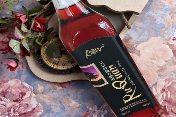 石榴泡酒有什么功效 石榴泡酒的功效與作用 石榴泡酒有什么功效 石榴泡酒的功效與作用