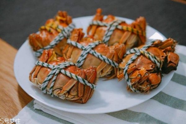 吃螃蟹為什么要喝黃酒 雄黃酒和黃酒一樣嗎 吃螃蟹為什么要喝黃酒 雄黃酒和黃酒一樣嗎