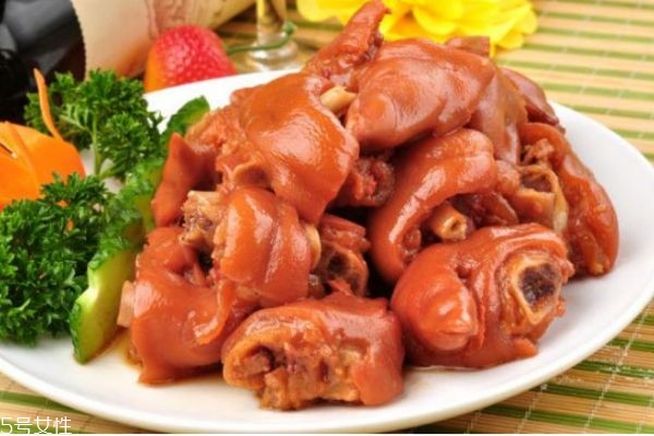 鹵熟的豬蹄怎么炒好吃 鹵豬蹄的家常做法 鹵熟的豬蹄怎么炒好吃 鹵豬蹄的家常做法