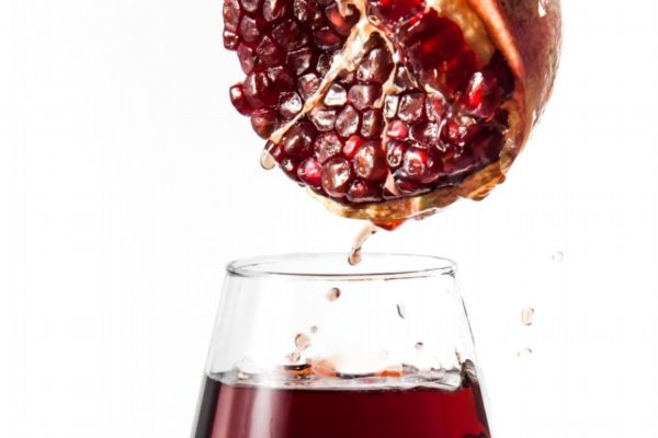 石榴泡酒有什么功效 石榴泡酒的功效與作用 石榴泡酒有什么功效 石榴泡酒的功效與作用