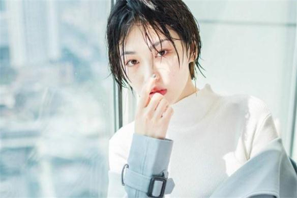 短發(fā)女生適合穿什么衣服 短發(fā)女生穿搭建議 短發(fā)女生適合穿什么衣服 短發(fā)女生穿搭建議