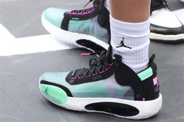 aj34可以打水泥地嗎 aj34和詹17哪個(gè)好 aj34可以打水泥地嗎 aj34和詹17哪個(gè)好