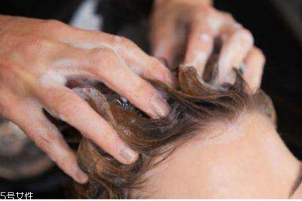 護(hù)發(fā)素的原理是什么呢 應(yīng)該怎么選擇護(hù)發(fā)素呢