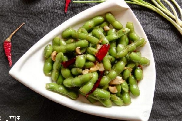 毛豆宜和什么一起吃好 毛豆的食用禁忌 毛豆宜和什么一起吃好 毛豆的食用禁忌