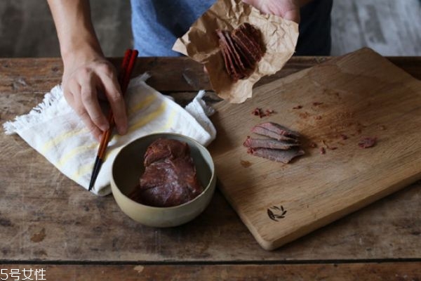 醬牛肉怎么切片不碎 醬牛肉怎么做才好吃 醬牛肉怎么切片不碎 醬牛肉怎么做才好吃