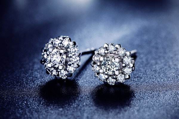 耳釘佩戴有什么的效果 耳釘?shù)姆N類有哪些 耳釘佩戴有什么的效果 耳釘?shù)姆N類有哪些