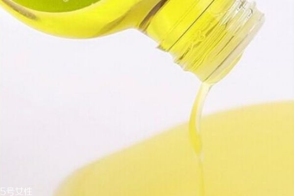 冬天皮膚干能用甘油嗎 甘油什么時(shí)候用最好 冬天皮膚干能用甘油嗎 甘油什么時(shí)候用最好