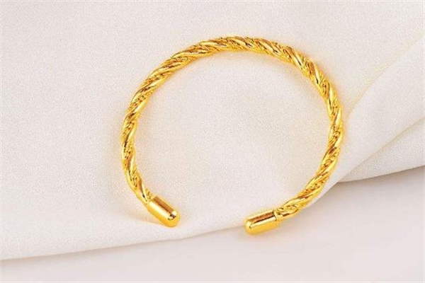 金至尊和周生生哪個(gè)好 金至尊和周生生哪個(gè)檔次高 金至尊和周生生哪個(gè)好 金至尊和周生生哪個(gè)檔次高